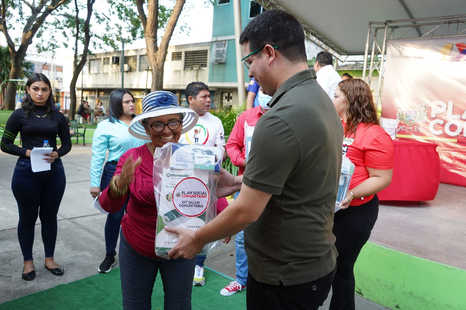 Alcalde Fuenmayor entregó kits de salud a comunidades del casco central del municipio Valencia
