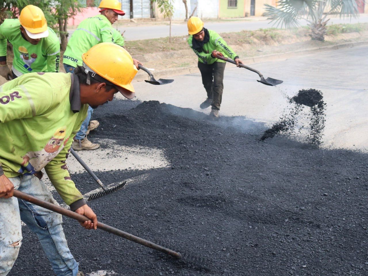 Alcalde Fuenmayor inspeccionó trabajos de asfaltado en comunidades de Miguel Peña de Valencia
