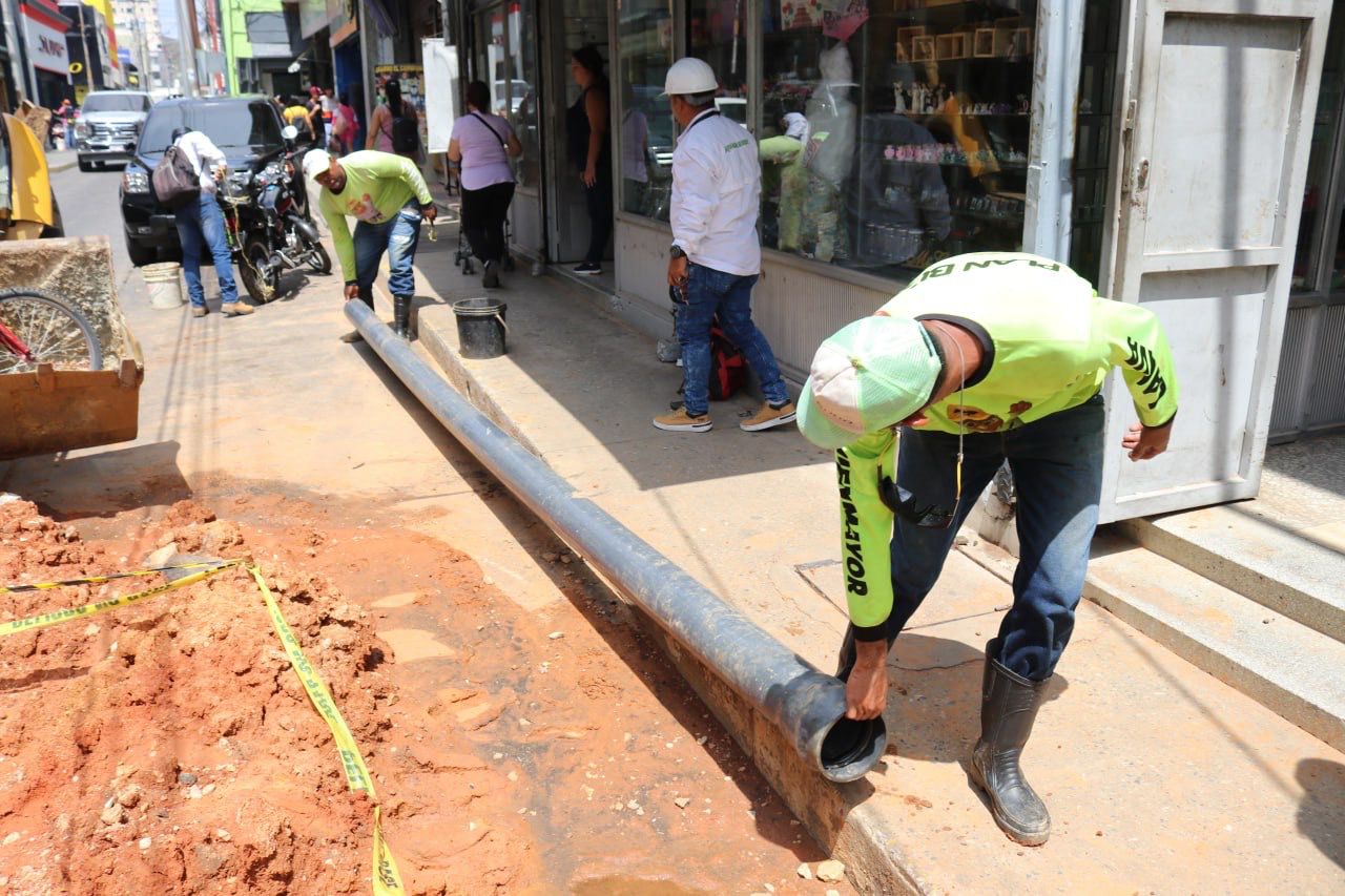 Plan Búho realiza reparación de un bote de agua potable en la calle Páez del Centro de Valencia