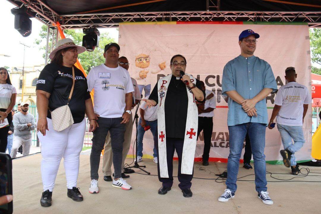 Alcalde Fuenmayor junto a personas de la comunidad en un acto cultural