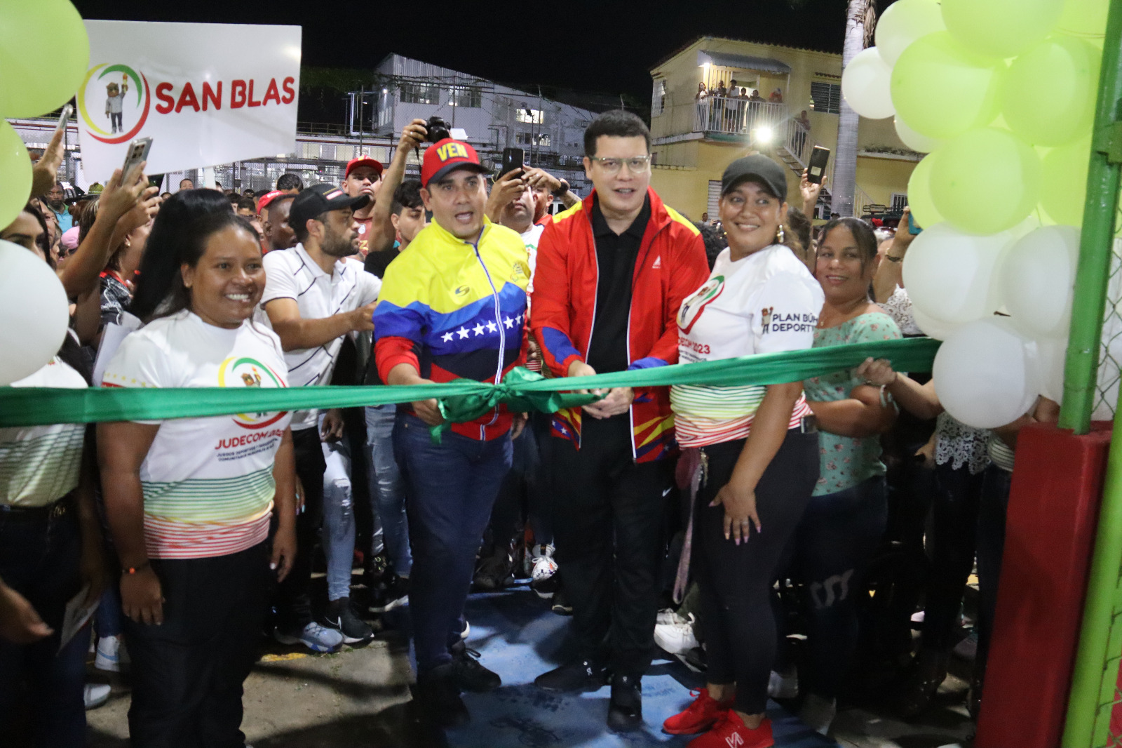 el alcalde Julio Fuenmayor, reinauguró dos canchas deportivas en compañía de la comunidad de La Michelena